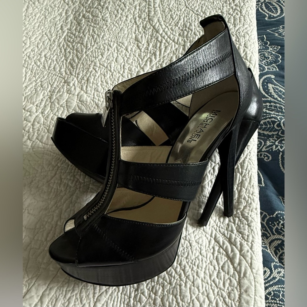 NWOB Michael Kors Black Strappy Platform Heels - Size US 9 - Picture 3 of 9